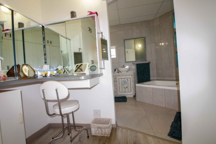 3 Bedroom Property for Sale in Wavecrest Eastern Cape